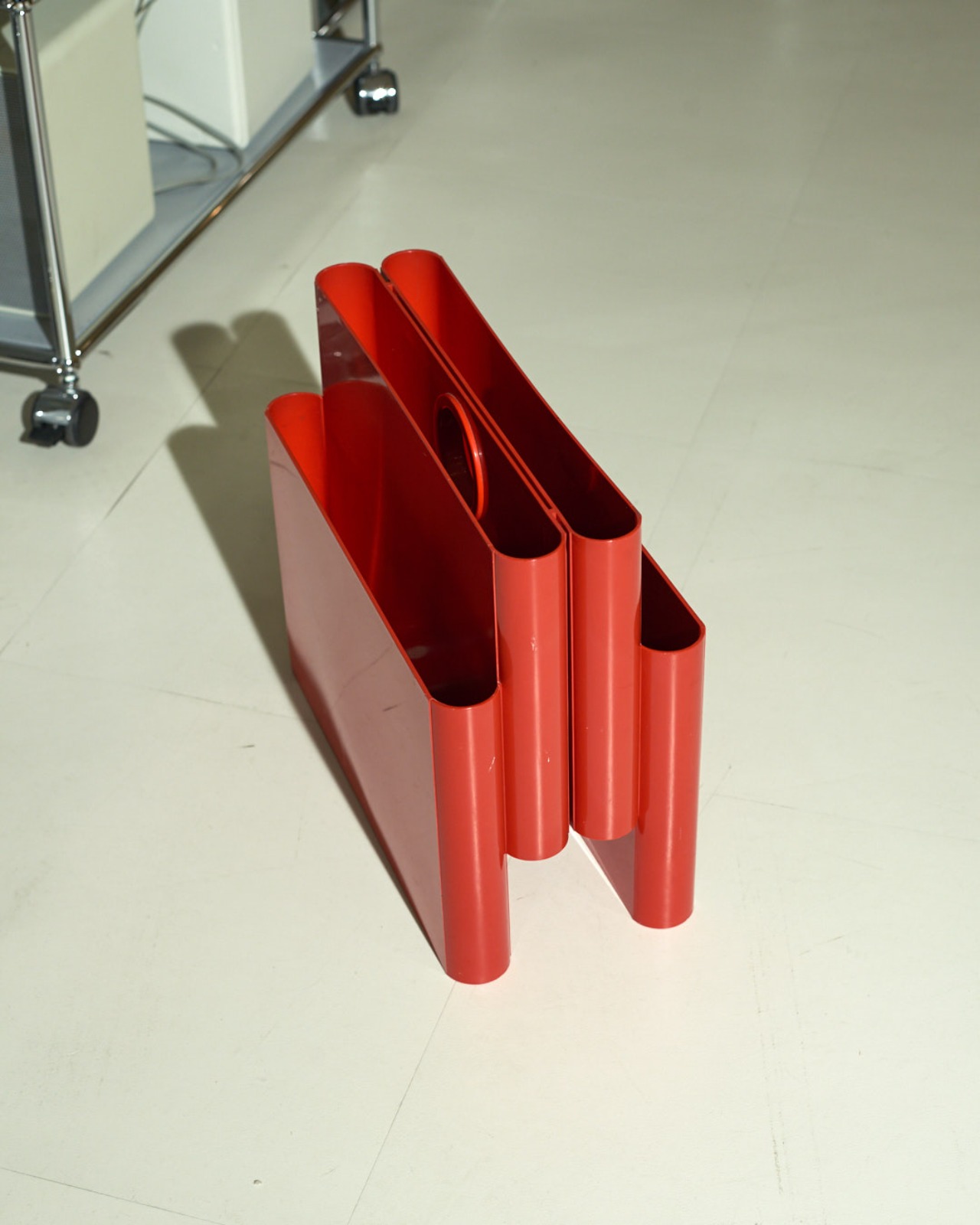 #7551 / Kartell 4676 Magazine Rack By Giotto Stoppino (red)