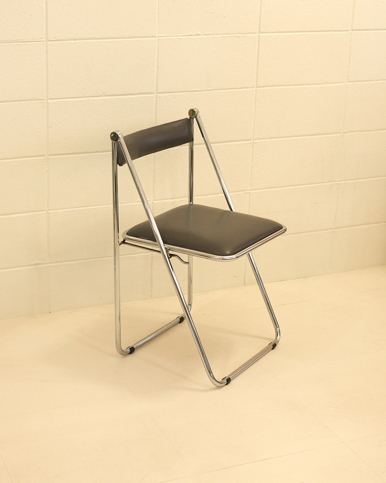 #8181 / Leather Folding Chair (dark grey)