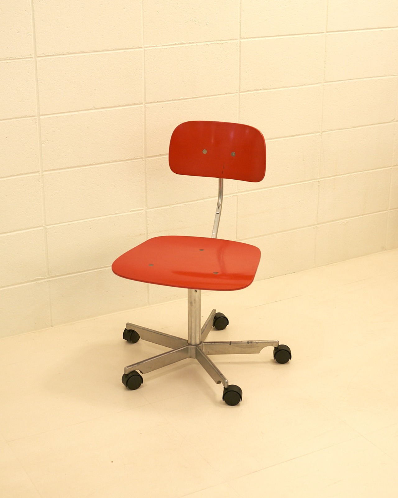 #7862 / Kevi Swivel Chair By Jorgen Rasmussen (red)