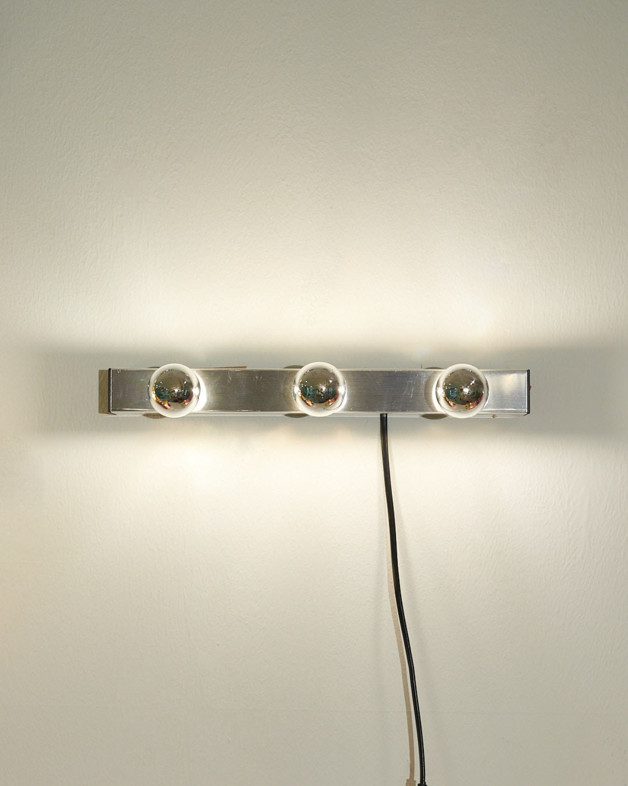 #8950 / Erco 3-Light Chrome Wall Lamp (silver)