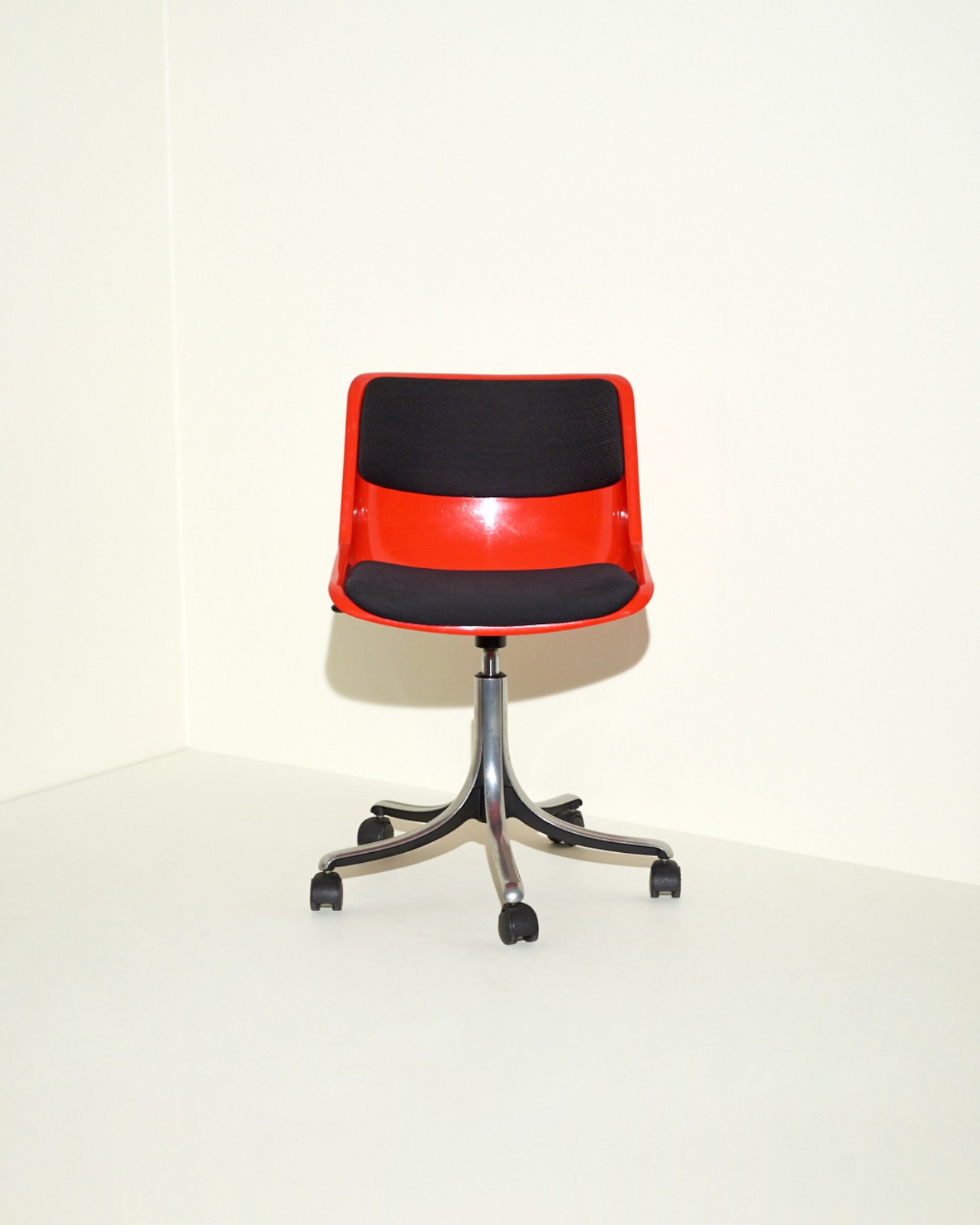 #10805 / Tecno Modus Swivel Chair By Osvaldo Borsani 70s (red)