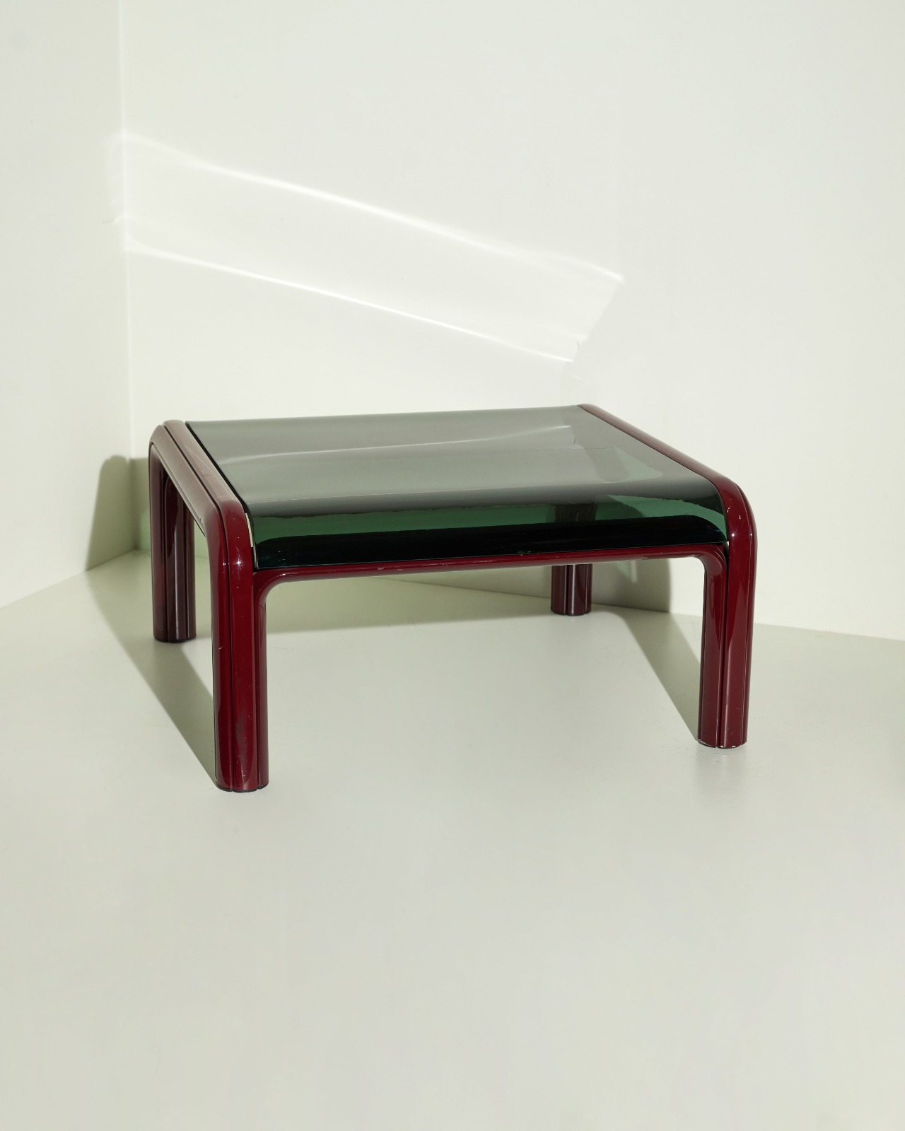 #8315 / Knoll Coffee Table By Gae Aulenti 70s (wine)