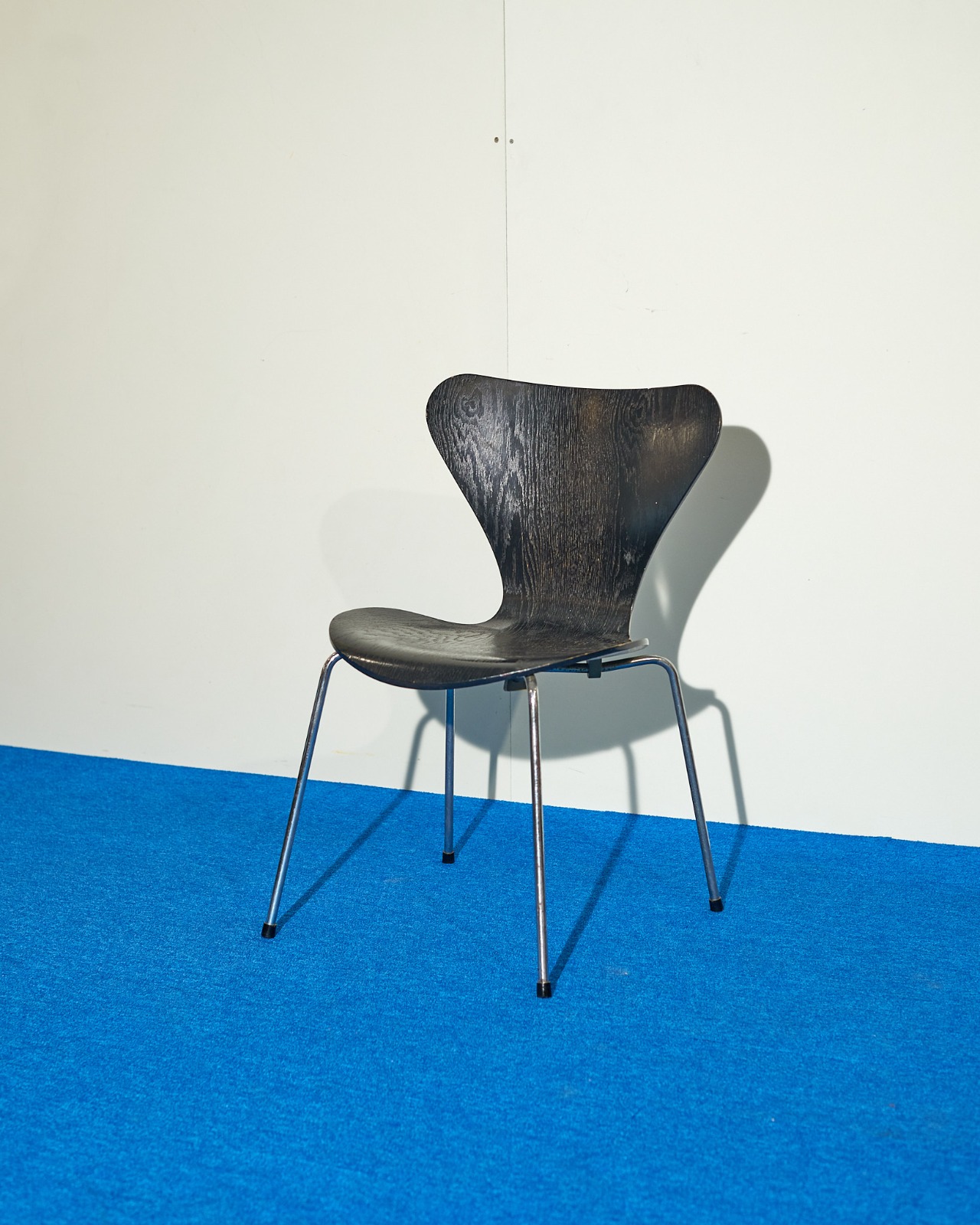 Fritz Hansen Seven Chair by Arne Jacobsen (black)